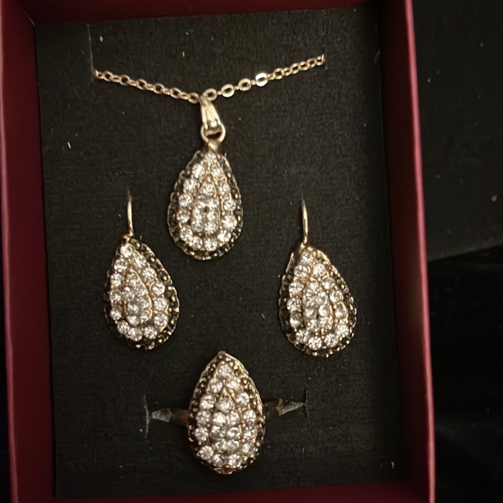 Jewelry Set - Picture 2 of 2